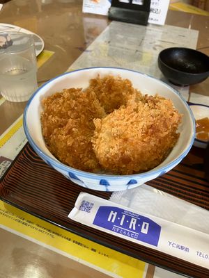 れすとらんヒロの下仁田タレカツ丼
付け合わせに蒟蒻と漬物