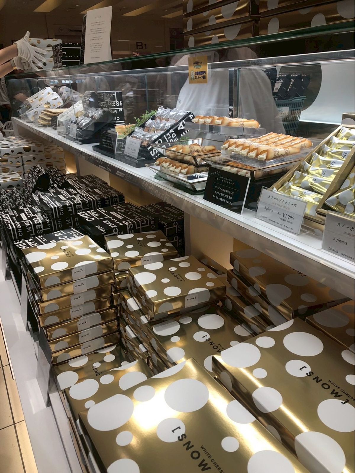 旅行も残すところあと2日。お土産買って帰らないと、というわけで朝から大丸へ...