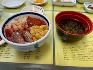 函館といえば朝市。海鮮丼をいただきました。その後大沼公園でセグウェイツアー...