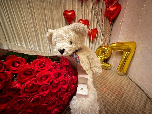 日本・静岡県「ゆうか誕生日旅行第二弾in初島」の写真：お部屋に帰るとそこには豪華な装飾が（扉が...