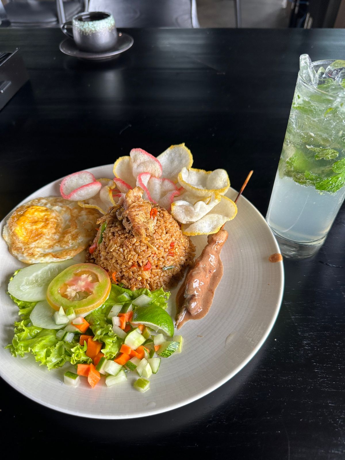 ナシ チャンプル、アヤム ゴレン、ナシ
ゴレン、ソト アヤム。