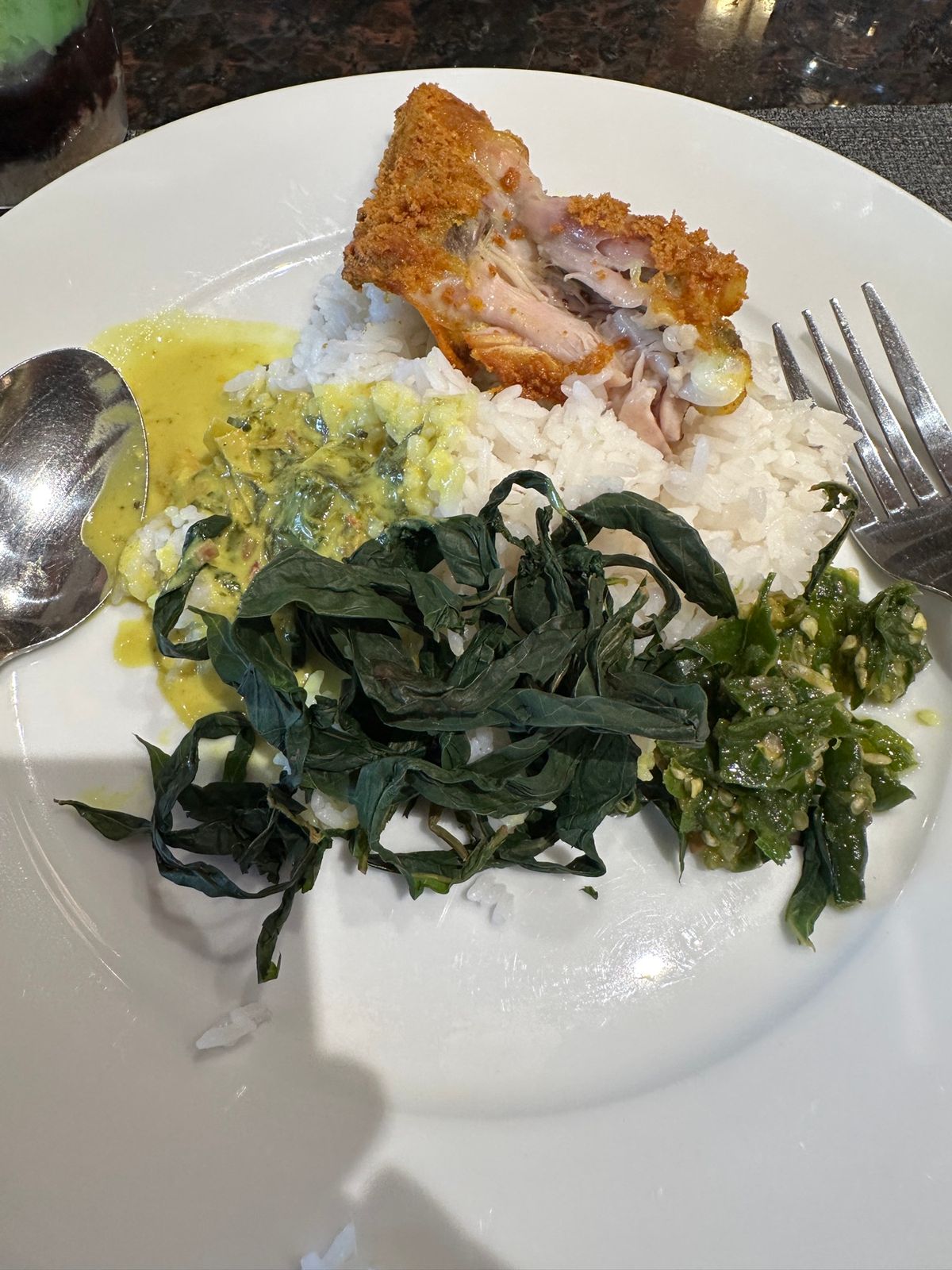 ナシパダンは好きな皿を選んで、ご飯と一緒に食べるパダン料理です。

自分は...