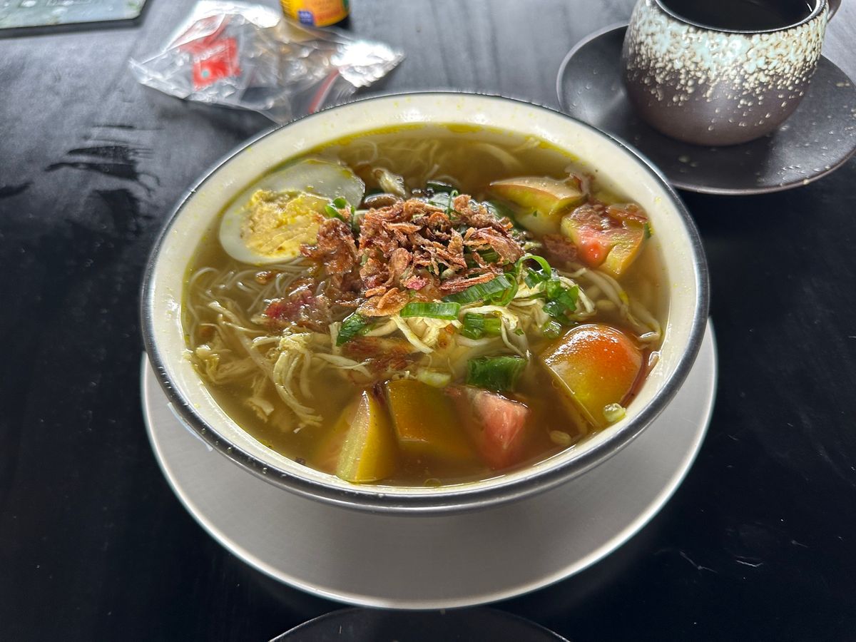 ナシ チャンプル、アヤム ゴレン、ナシ
ゴレン、ソト アヤム。