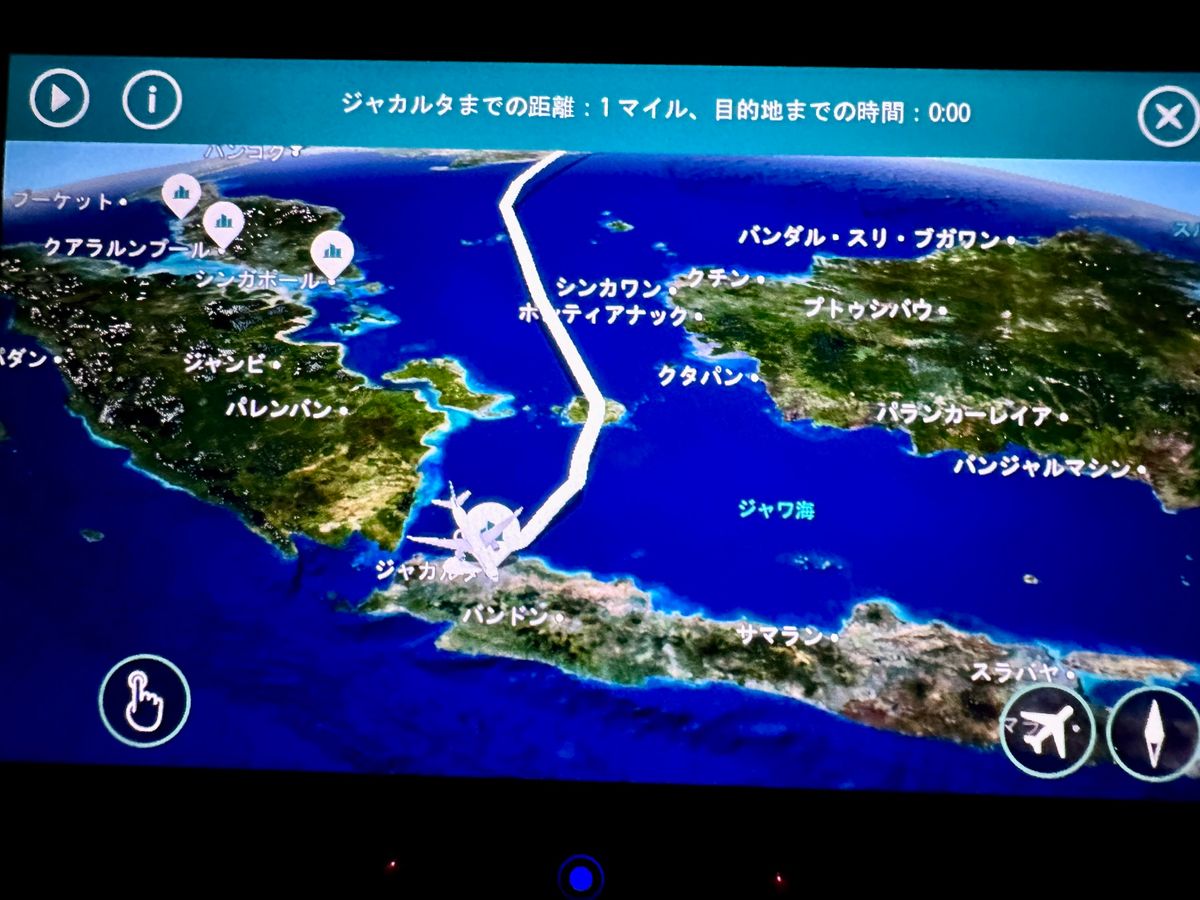 香港空港で妻と待ち合わせて、ジャカルタ行きの機内へ。
この時点で東京自宅を...