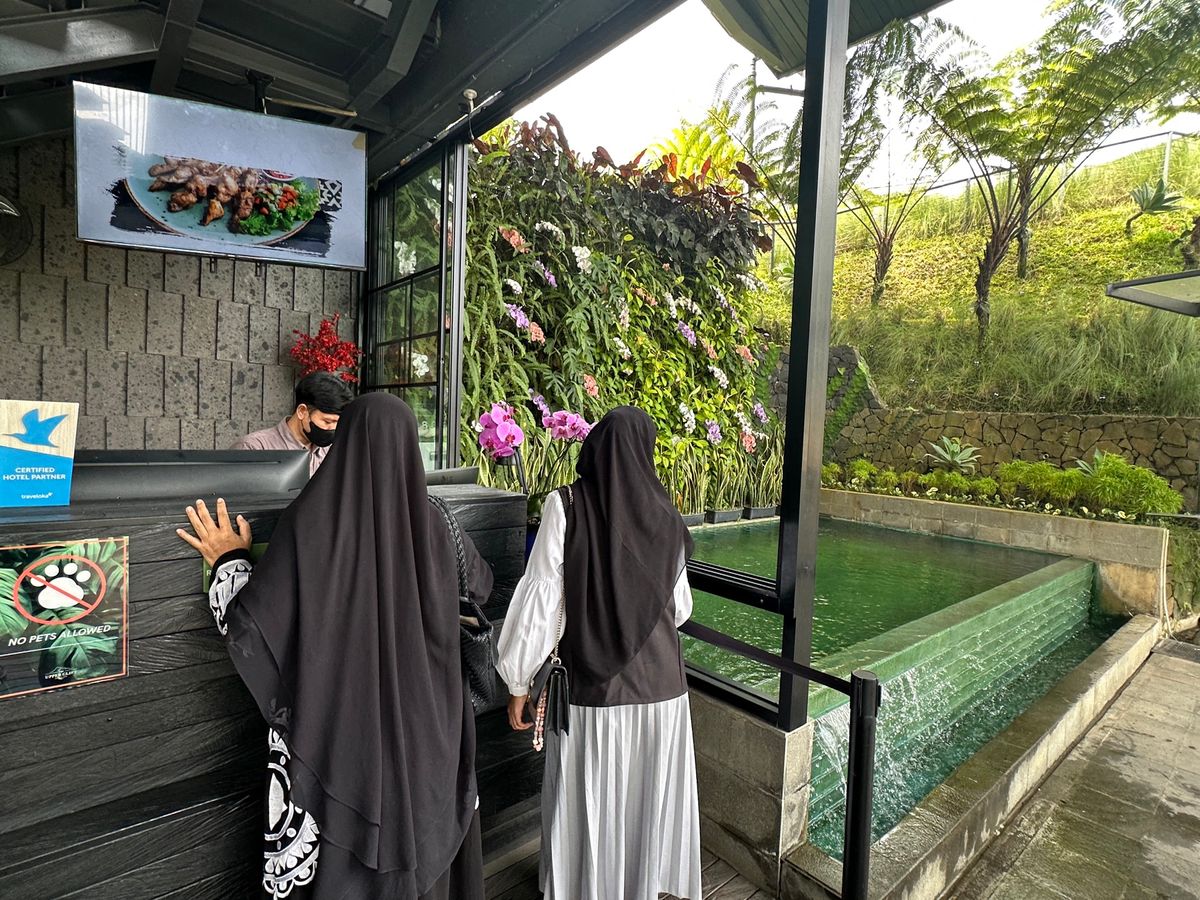 ジャカルタから、車で2時間程の避暑地、Puncakへ向かう。

途中Sen...