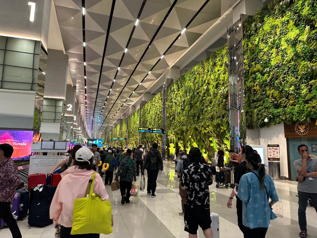 香港空港で妻と待ち合わせて、ジャカルタ行きの機内へ。
この時点で東京自宅を...
