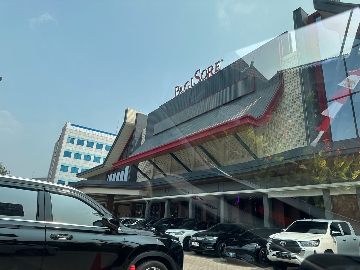 翌日のお昼は、友人達がナシパダンの名店へ招待してくれました。