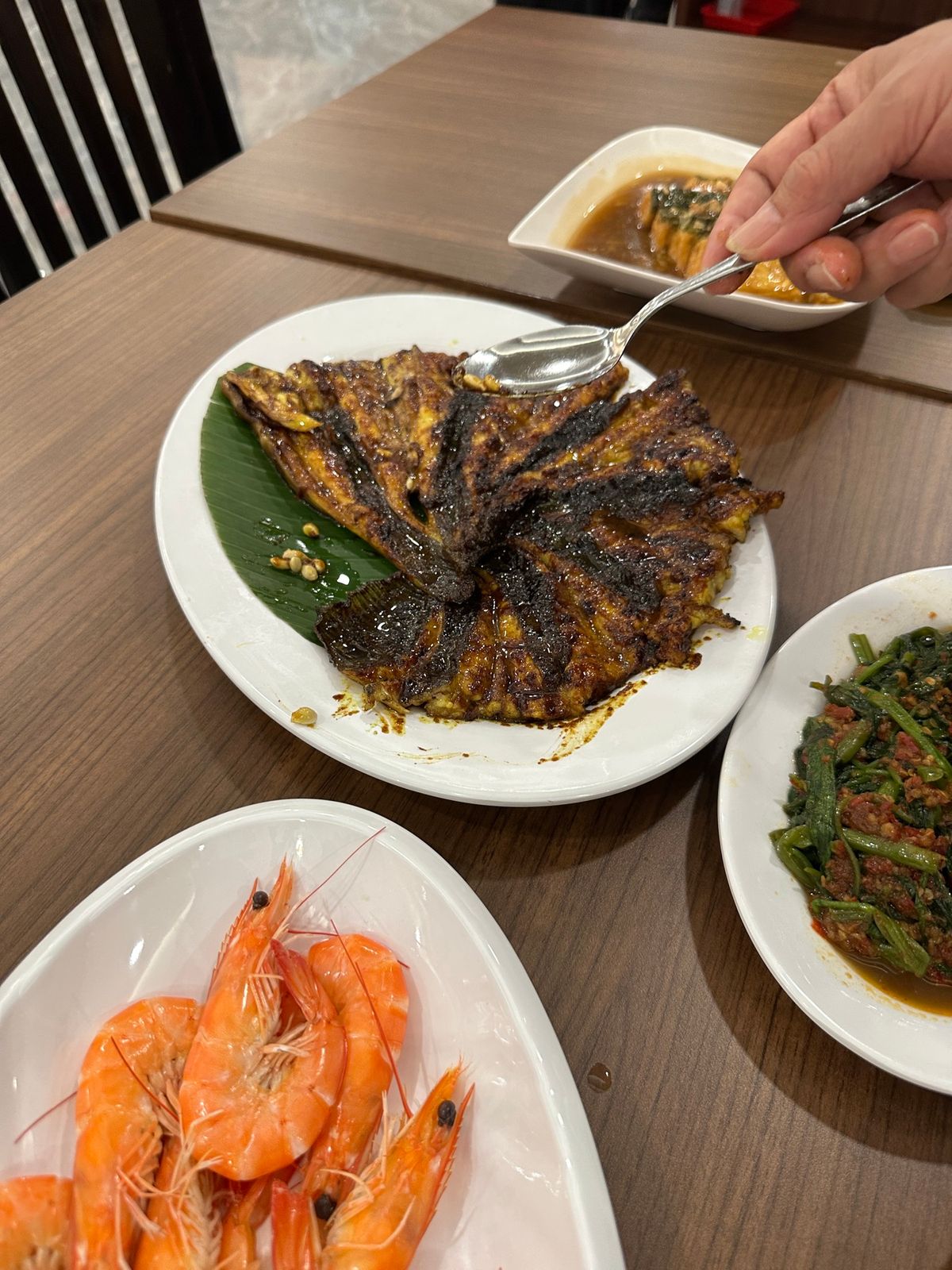 地元で人気のシーフードレストラン。

和風でも中華でも無く、ジャカルタ風は...