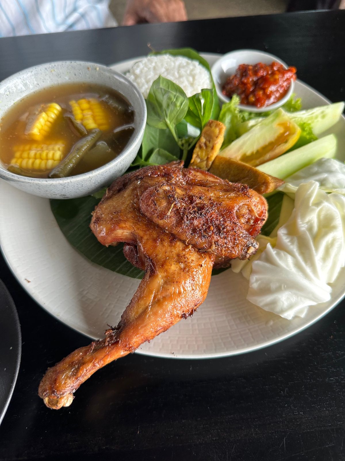 ナシ チャンプル、アヤム ゴレン、ナシ
ゴレン、ソト アヤム。