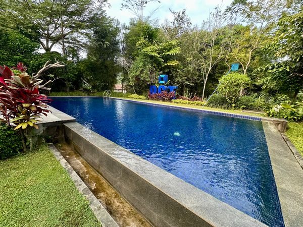 香港・赤鱲角國際機場、Chek Lap Kok International Airport「NRT ✈︎ HKG ✈︎ CGK ✈︎ HKG」の写真：翌朝はヴィラのプライベートプールでひと泳...