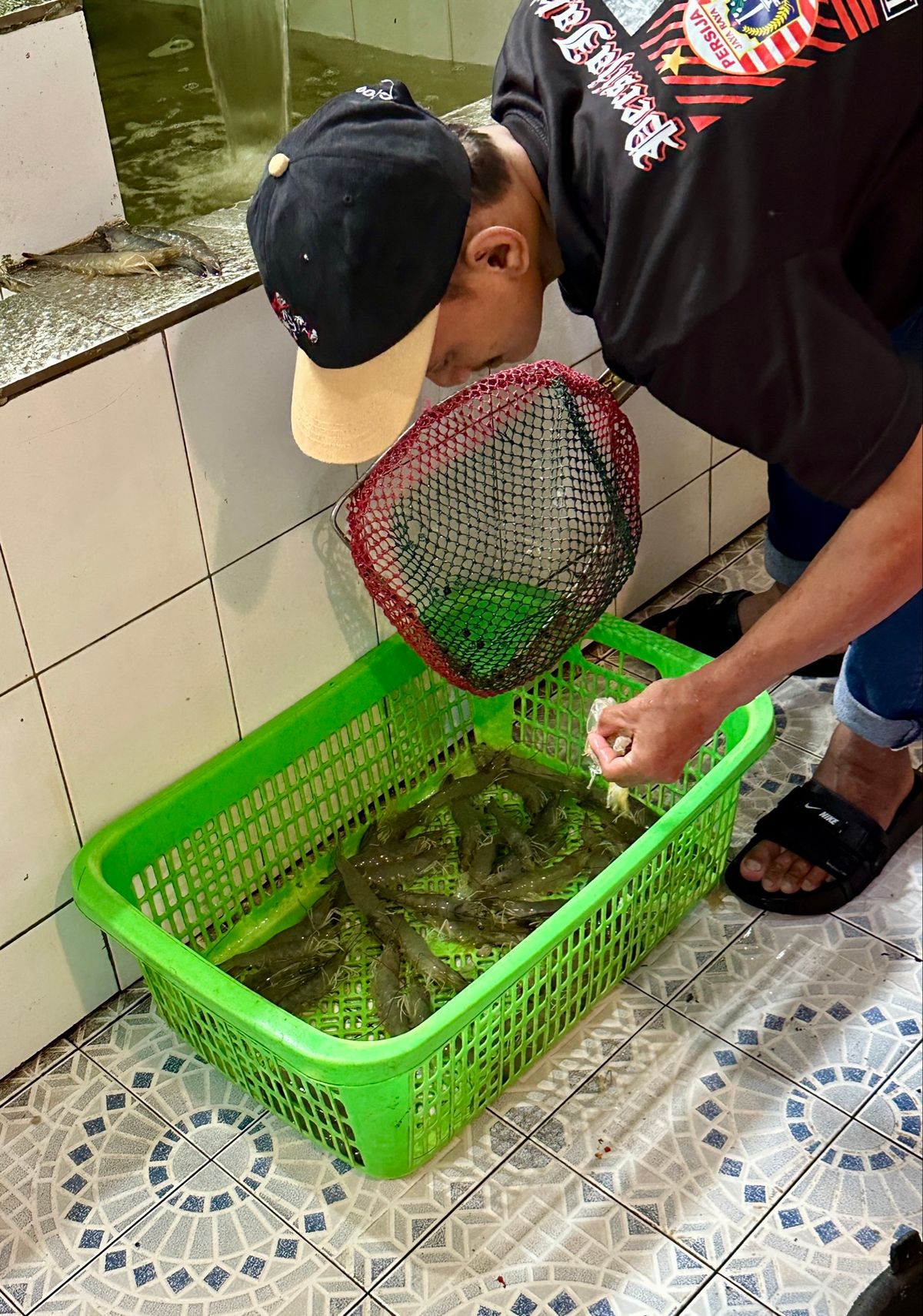 帰路途中でジャカルタ郊外に住む友人夫妻と再会、ランチの海鮮料理は非常にレベ...