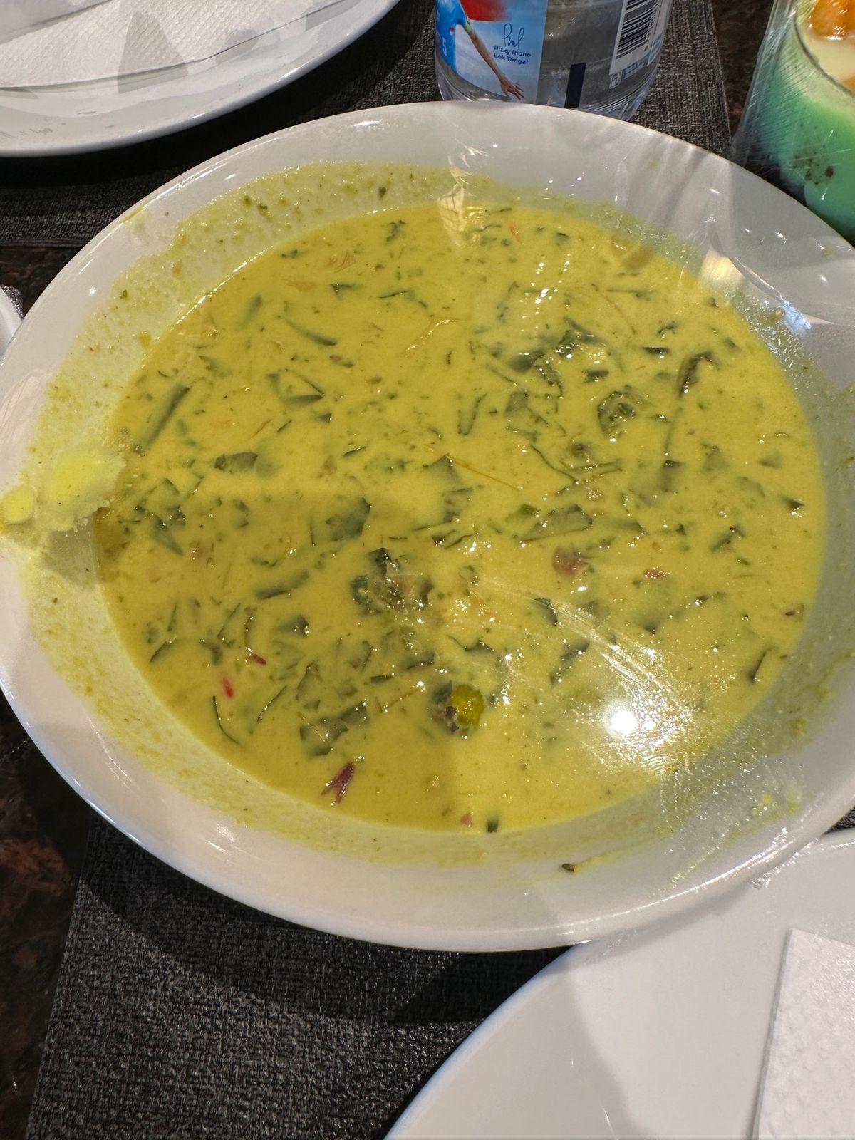 ナシパダンは好きな皿を選んで、ご飯と一緒に食べるパダン料理です。

自分は...