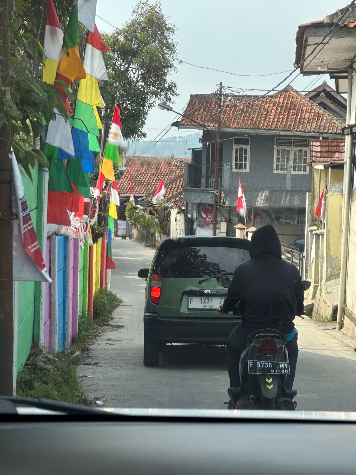 Puncakへ向かう。

途中、通行止めの大渋滞に遭ったのですが、小遣い稼...