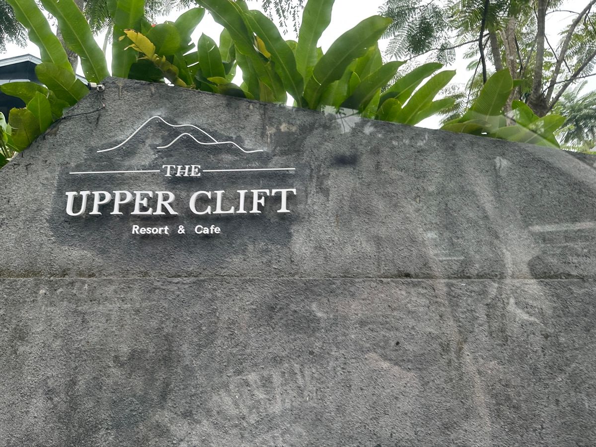 ジャカルタから、車で2時間程の避暑地、Puncakへ向かう。

途中Sen...