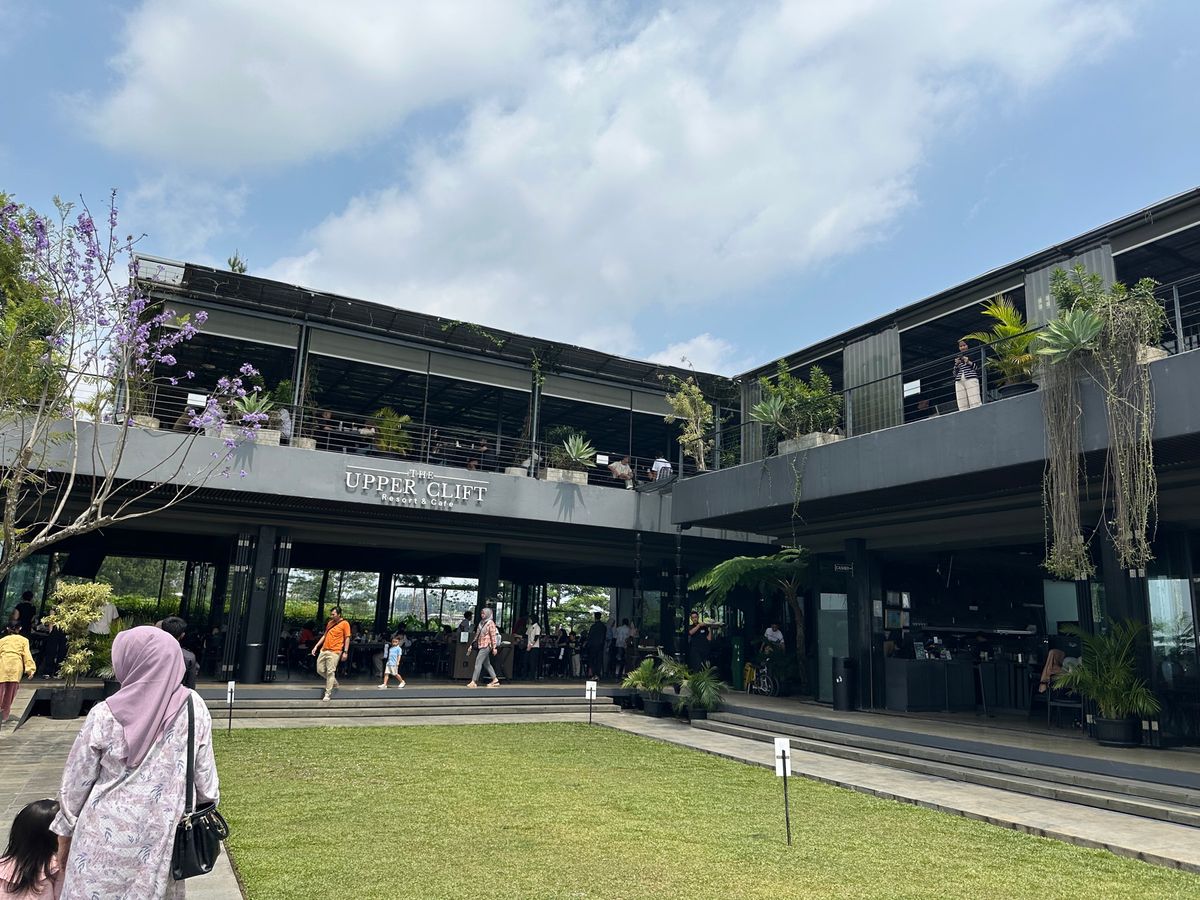 ジャカルタから、車で2時間程の避暑地、Puncakへ向かう。

途中Sen...