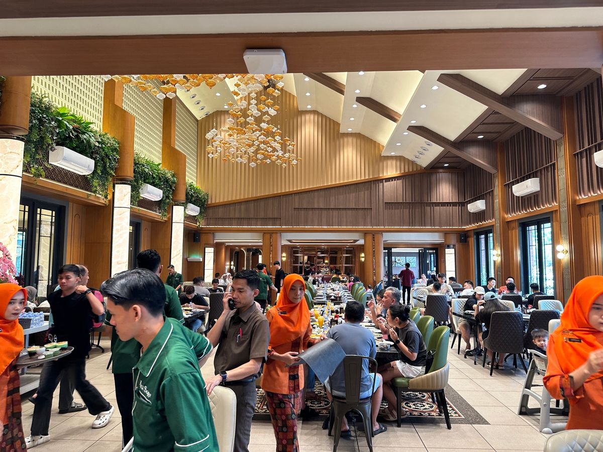 翌日のお昼は、友人達がナシパダンの名店へ招待してくれました。