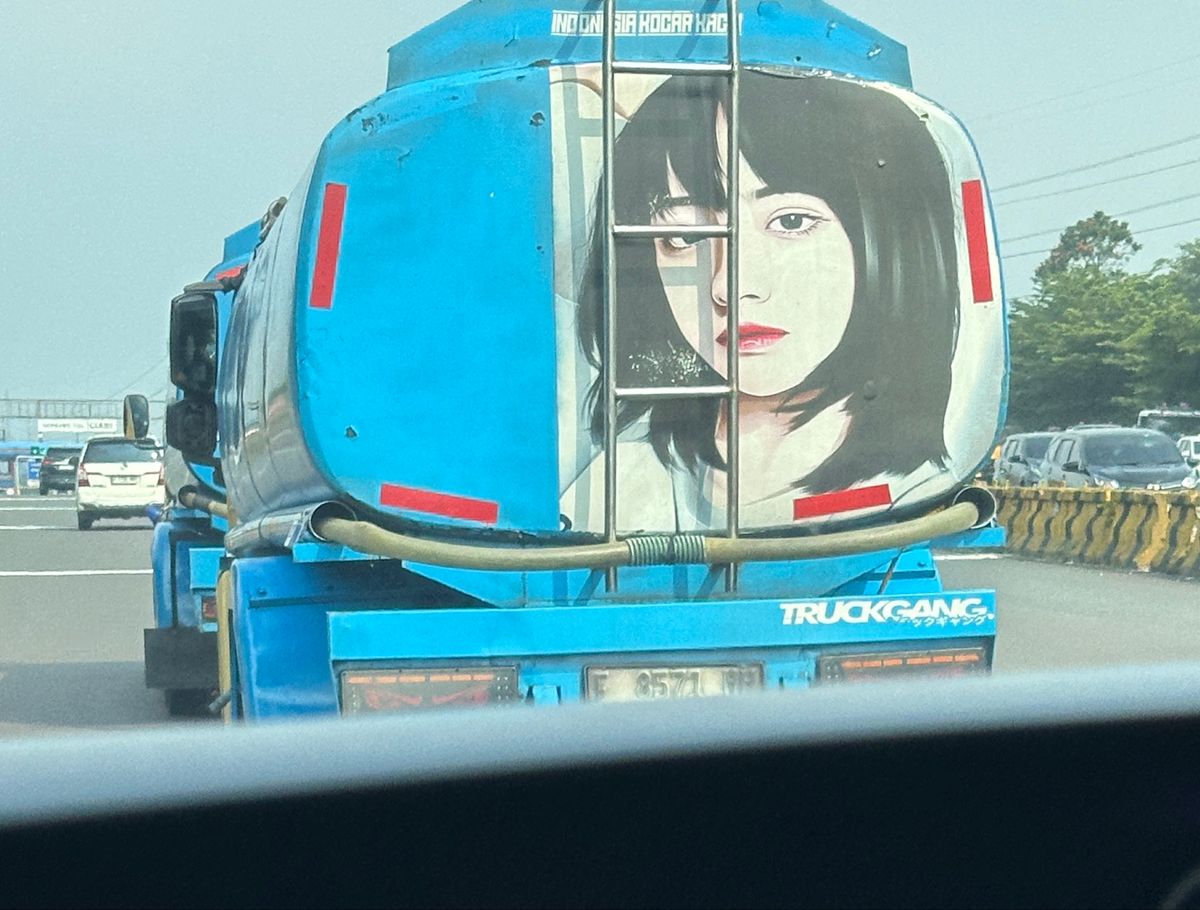 Puncakへ向かう。

途中、通行止めの大渋滞に遭ったのですが、小遣い稼...