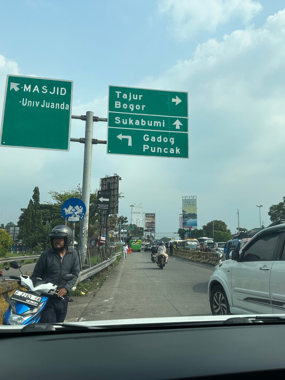 Puncakへ向かう。

途中、通行止めの大渋滞に遭ったのですが、小遣い稼...