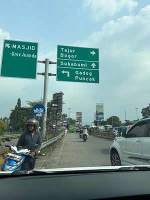 Puncakへ向かう。

途中、通行止めの大渋滞に遭ったのですが、小遣い稼...