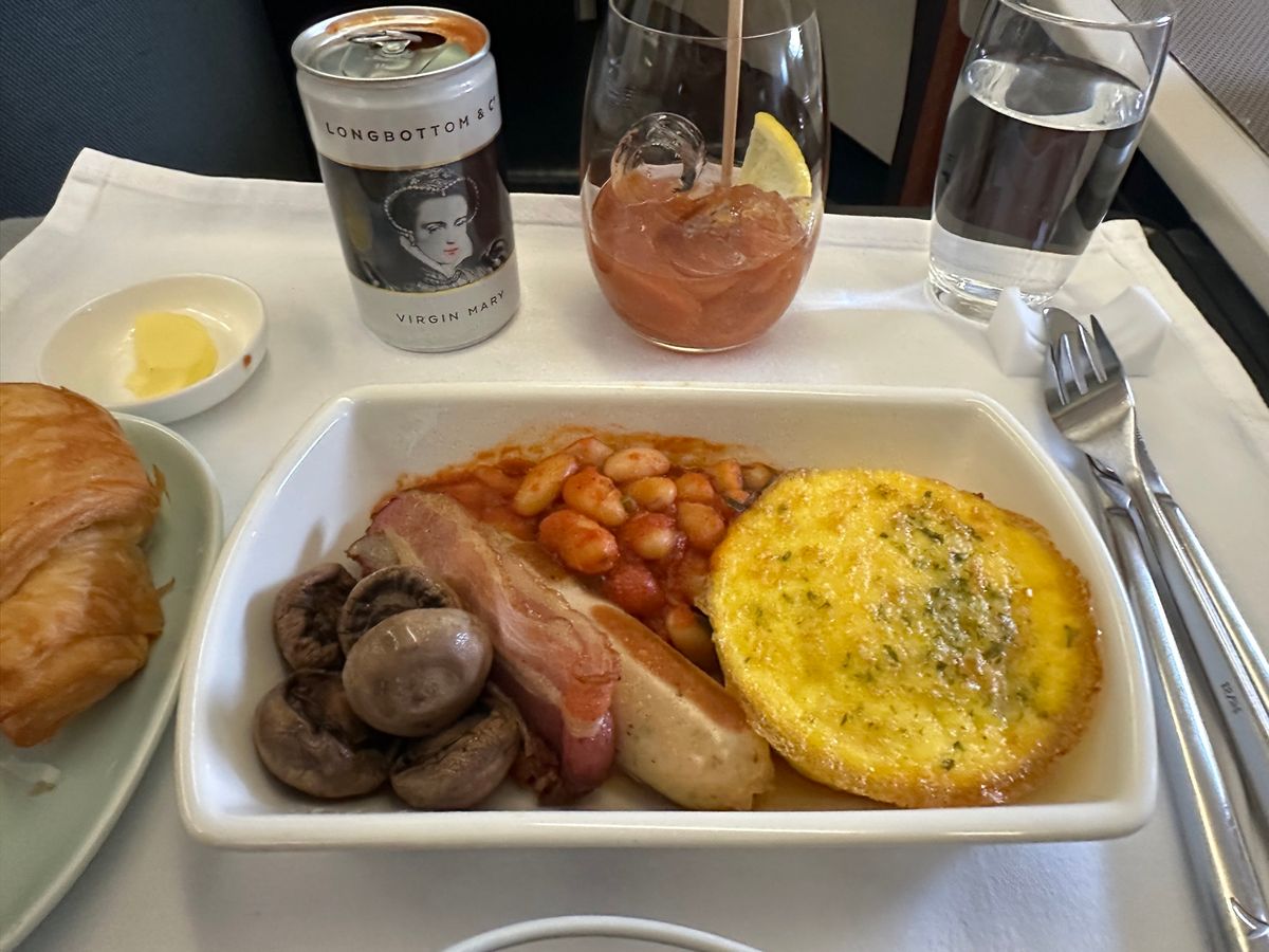 香港到着後、一旦家に戻ろうかとも考えたのですが、カナダ人妻を空港で待つ事に...