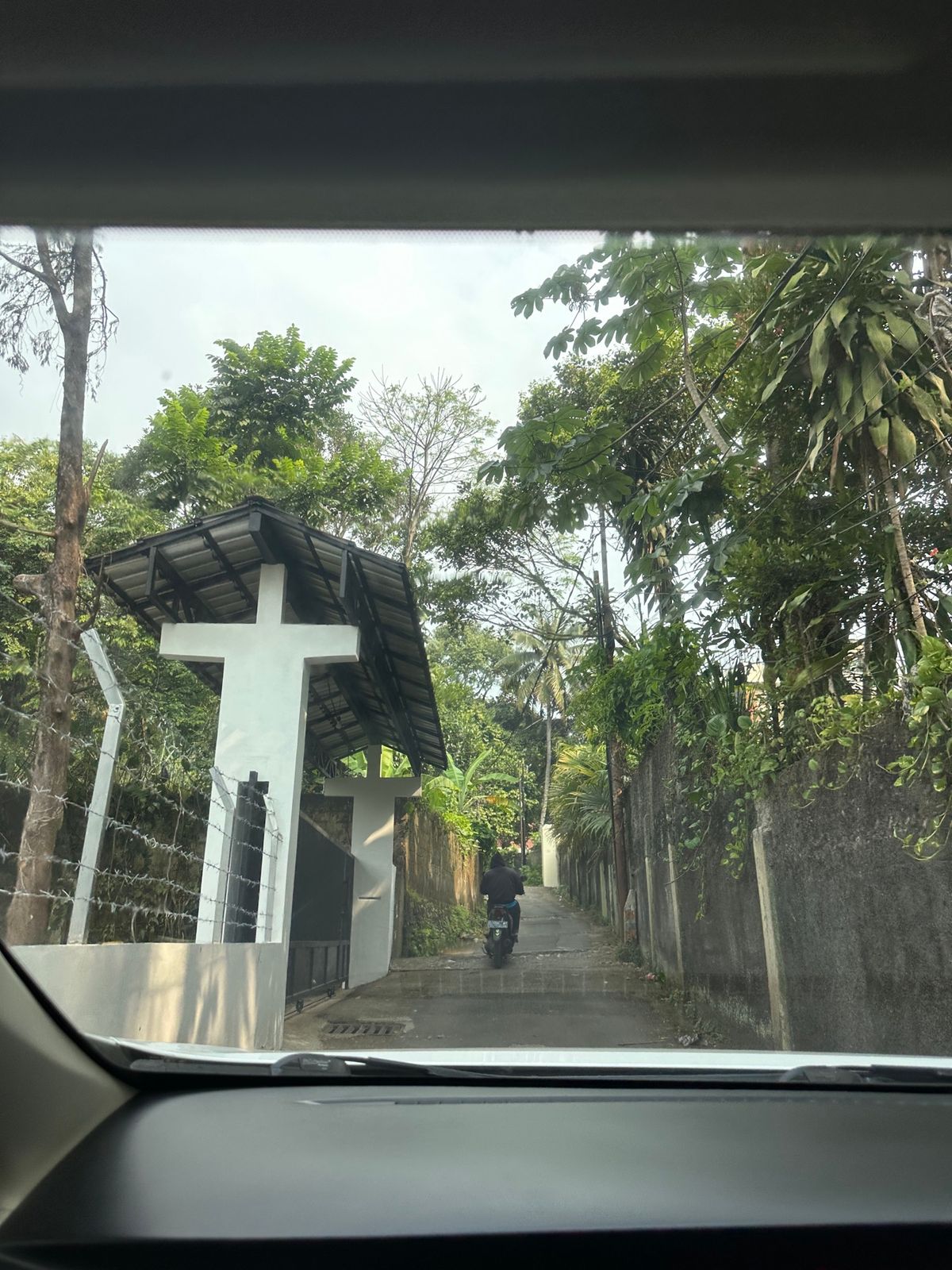 Puncakへ向かう。

途中、通行止めの大渋滞に遭ったのですが、小遣い稼...