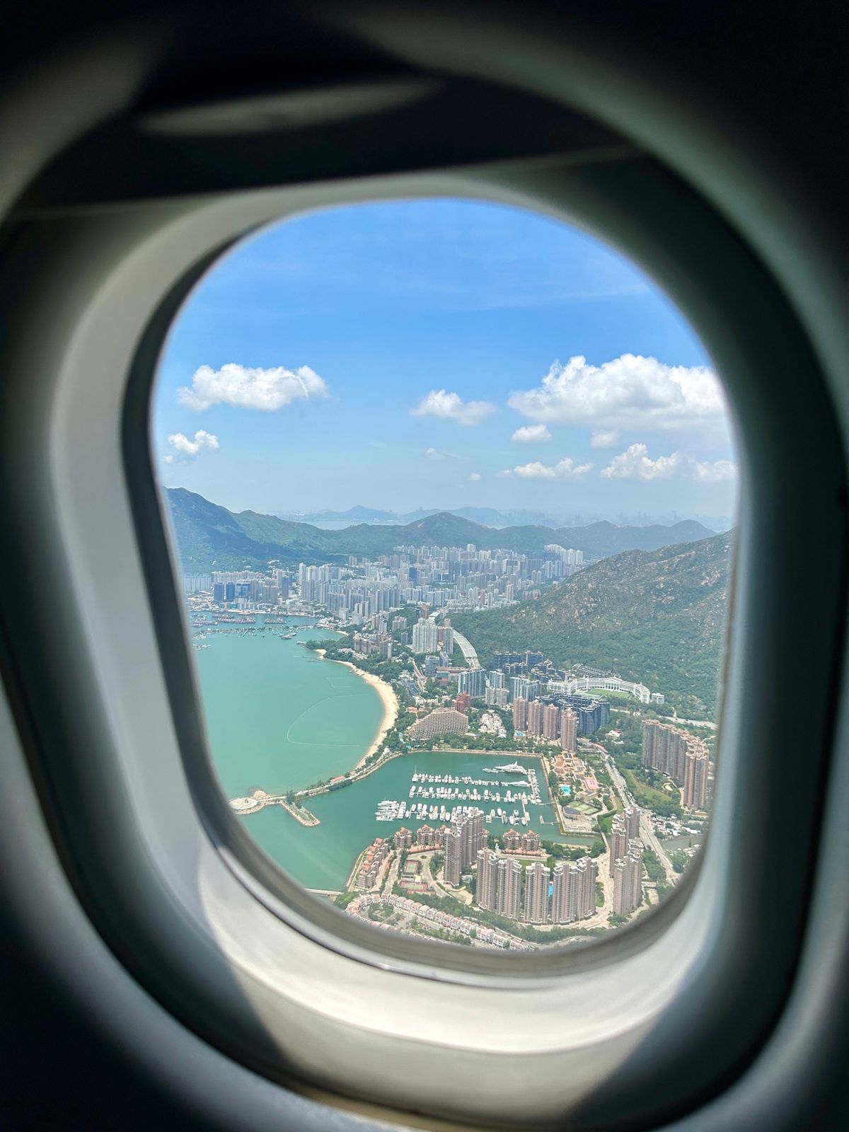 香港到着後、一旦家に戻ろうかとも考えたのですが、カナダ人妻を空港で待つ事に...