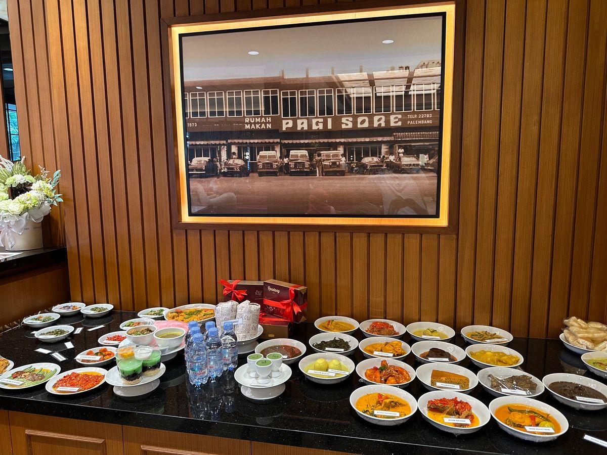 翌日のお昼は、友人達がナシパダンの名店へ招待してくれました。