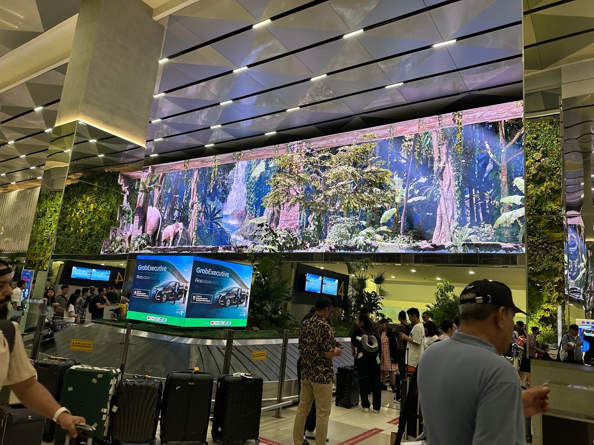 香港空港で妻と待ち合わせて、ジャカルタ行きの機内へ。
この時点で東京自宅を...