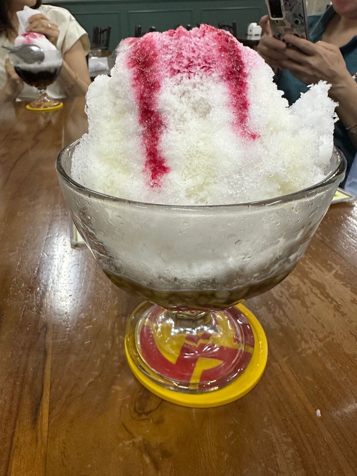 食後は地元の友人の案内でスイーツを。
キャッサバのフライドは芋料理の中でも...