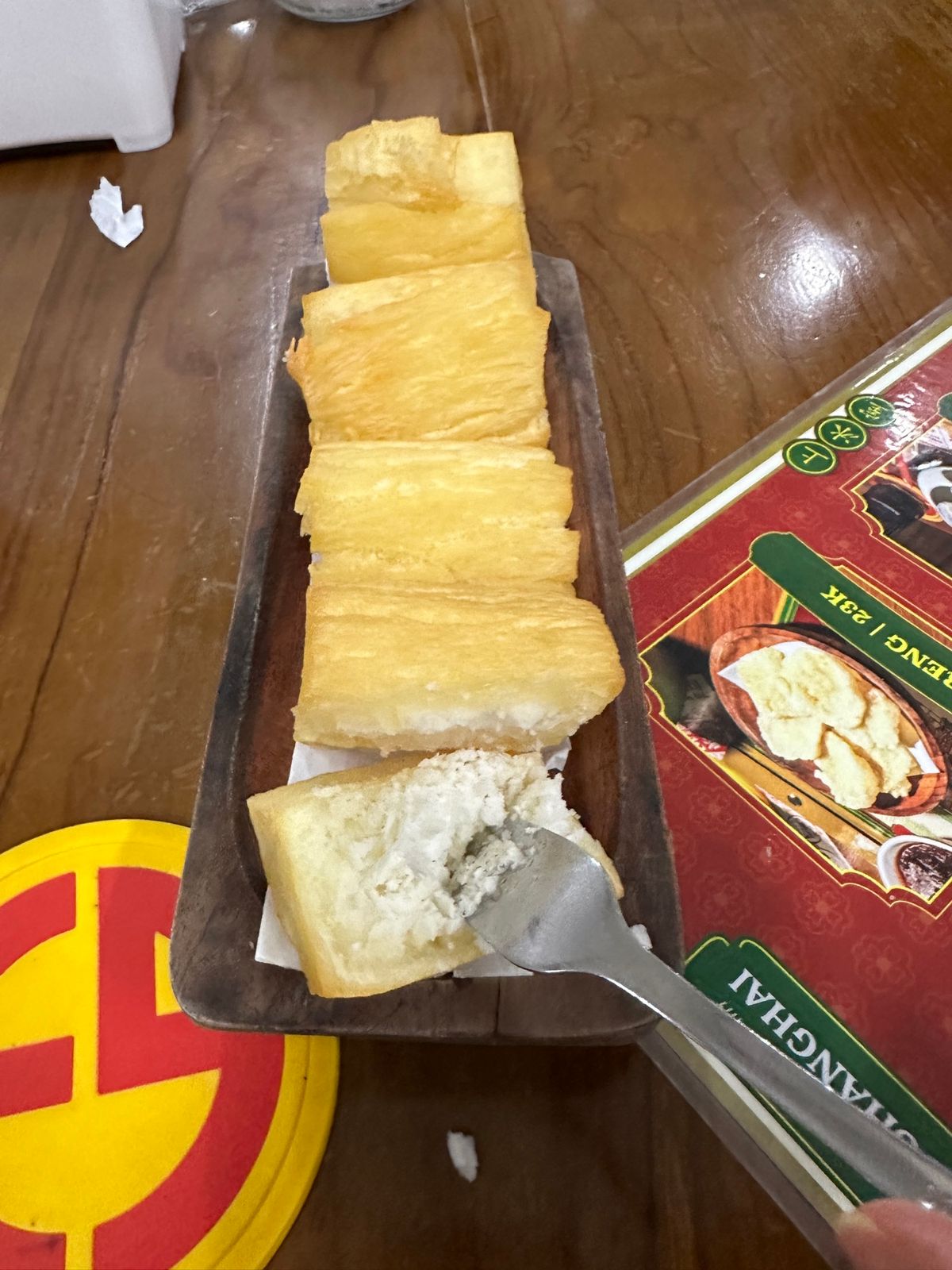 食後は地元の友人の案内でスイーツを。
キャッサバのフライドは芋料理の中でも...