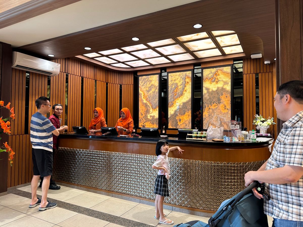 翌日のお昼は、友人達がナシパダンの名店へ招待してくれました。