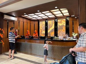 翌日のお昼は、友人達がナシパダンの名店へ招待してくれました。