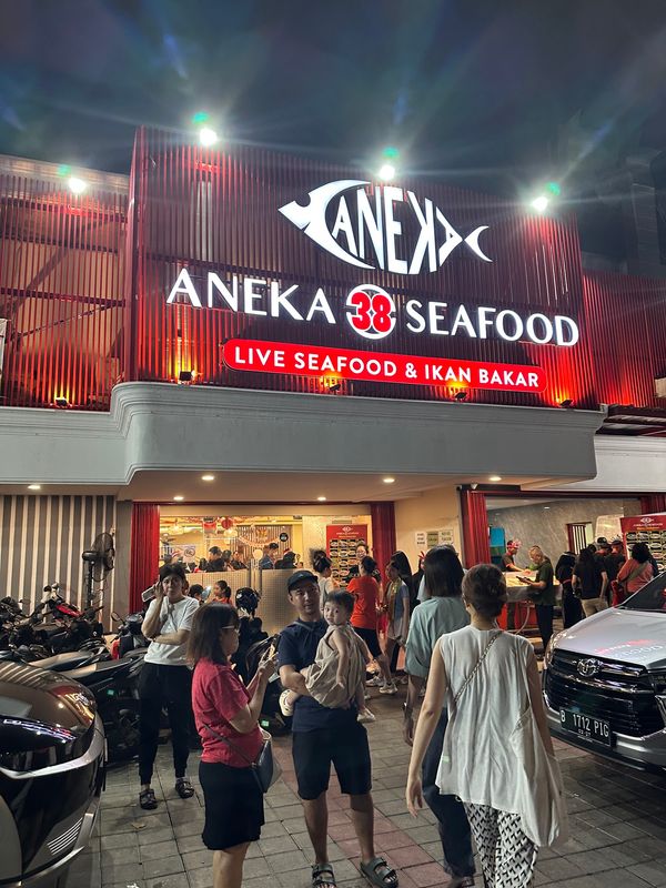 香港・赤鱲角國際機場、Chek Lap Kok International Airport「NRT ✈︎ HKG ✈︎ CGK ✈︎ HKG」の写真：地元で人気のシーフードレストラン。

和...