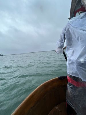 大雨のなかタライ舟