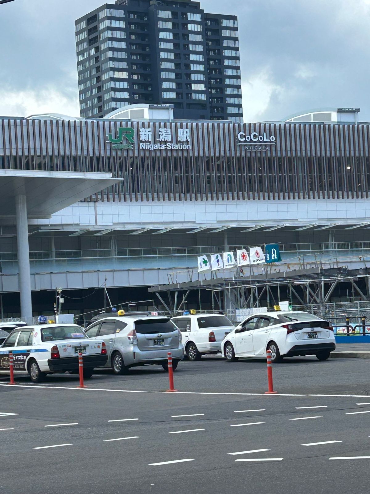 大阪から高速バスで新潟へ。着いた。バスが普通のバスでへとへと。