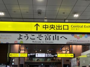 雨晴海岸から立山は見えず。雨天のため電車の中から日本海を鑑賞