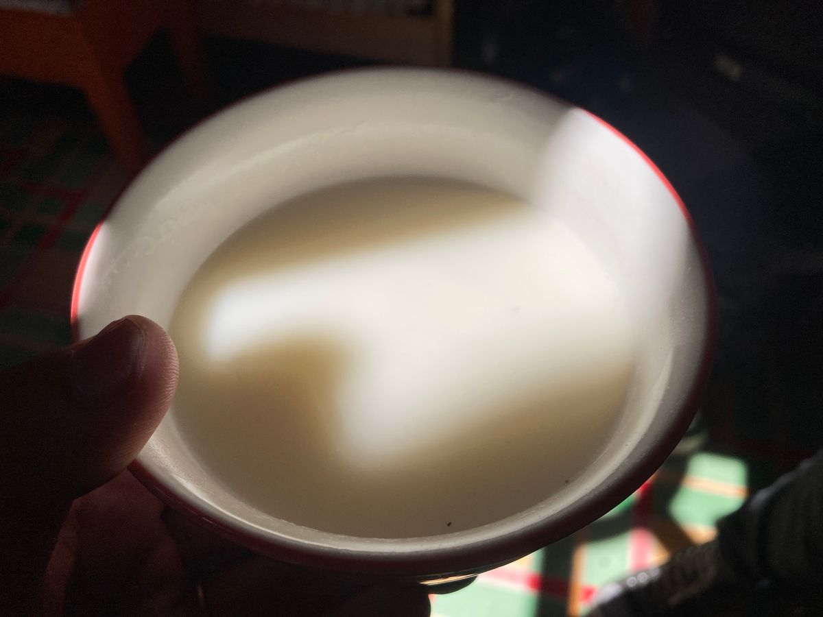 ウブルハンガイに到着手前でランチ。カラコルムのゲストハウスオーナー兼ガイド...