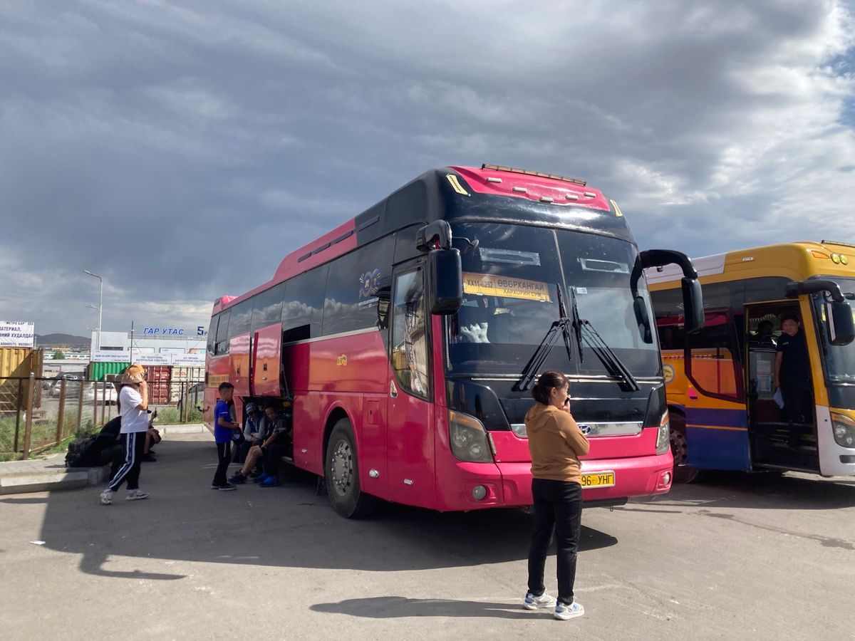 現地ツアーはちょっと退屈そうな気もしたので、公共交通機関が不便なモンゴルで...