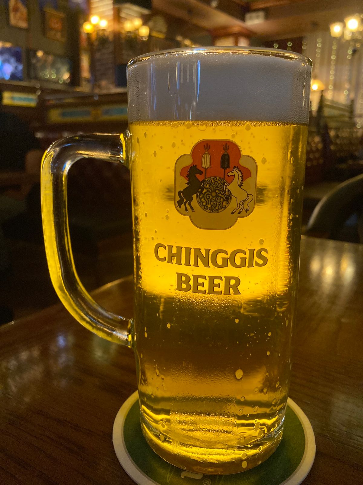 ウランバートル
20時半でもまだ明るい。近くにあったビアホールへ。適当に生...