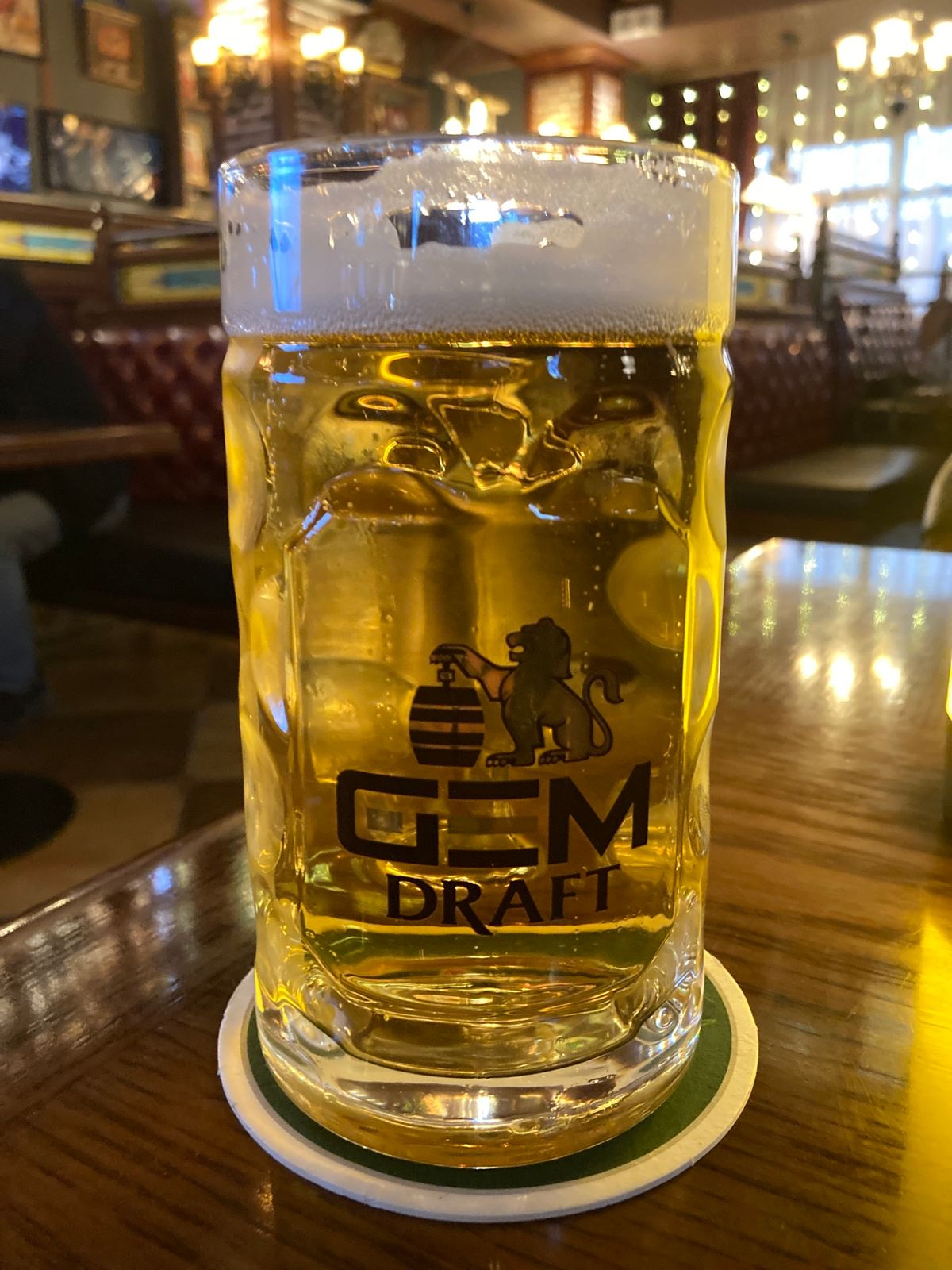 ウランバートル
20時半でもまだ明るい。近くにあったビアホールへ。適当に生...