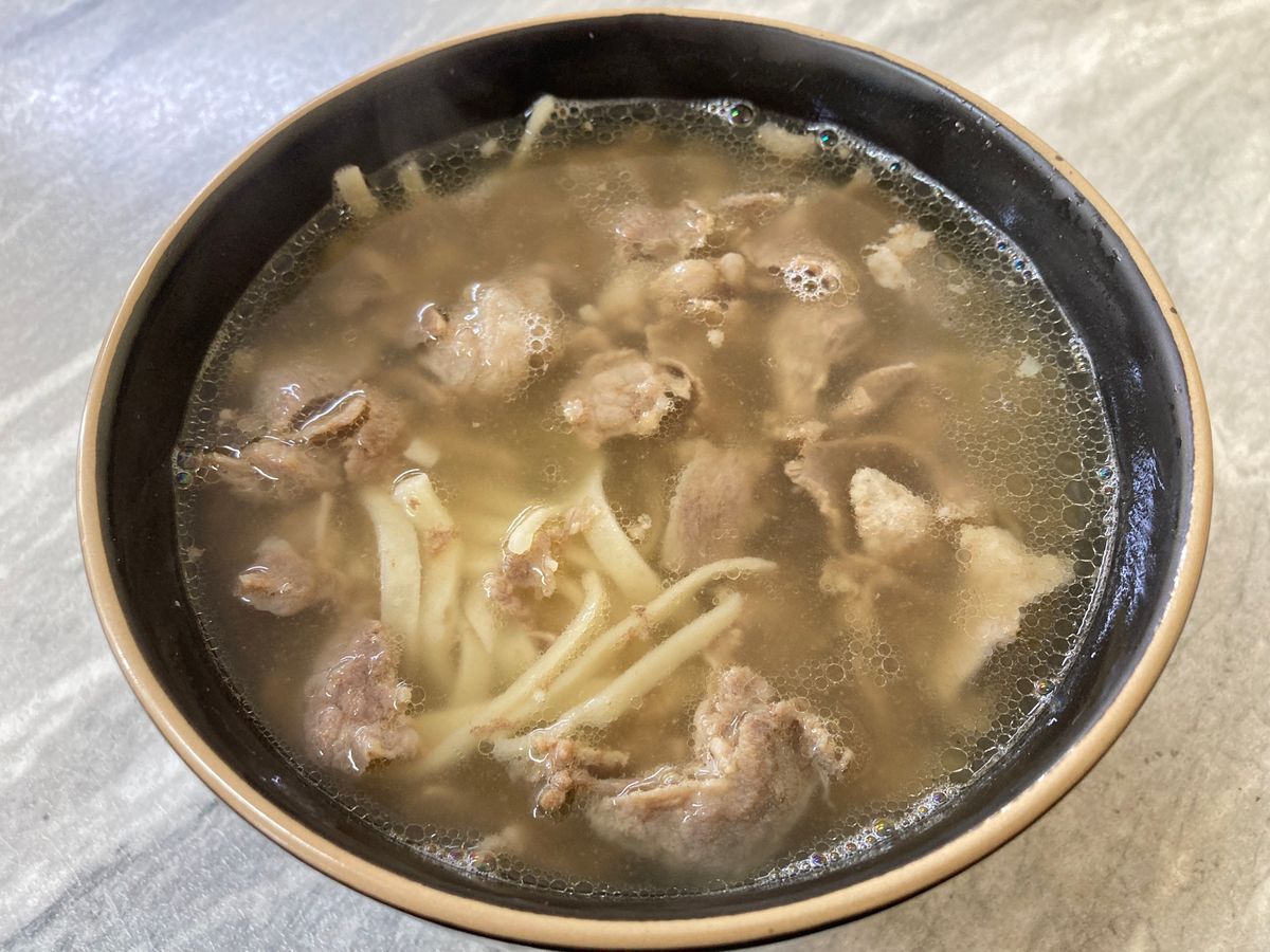 ウランバートル
街中で適当に良さそうなお店へ。到着後半日以上して初めてのモ...