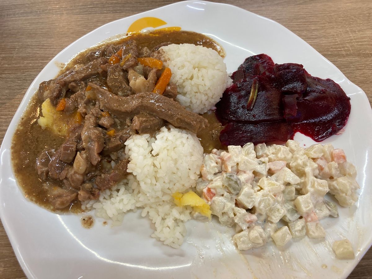 現地ツアーはちょっと退屈そうな気もしたので、公共交通機関が不便なモンゴルで...