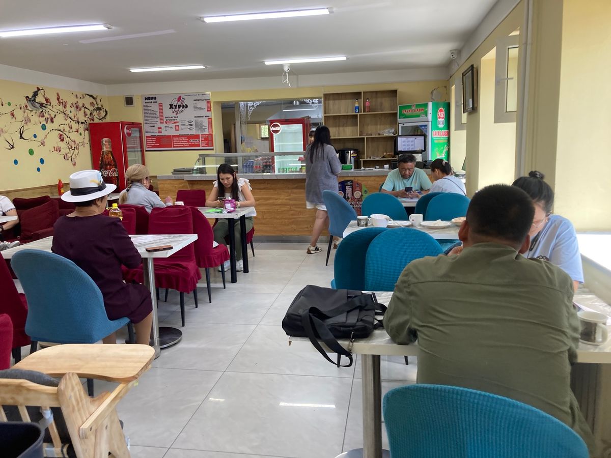 ウランバートル
街中で適当に良さそうなお店へ。到着後半日以上して初めてのモ...