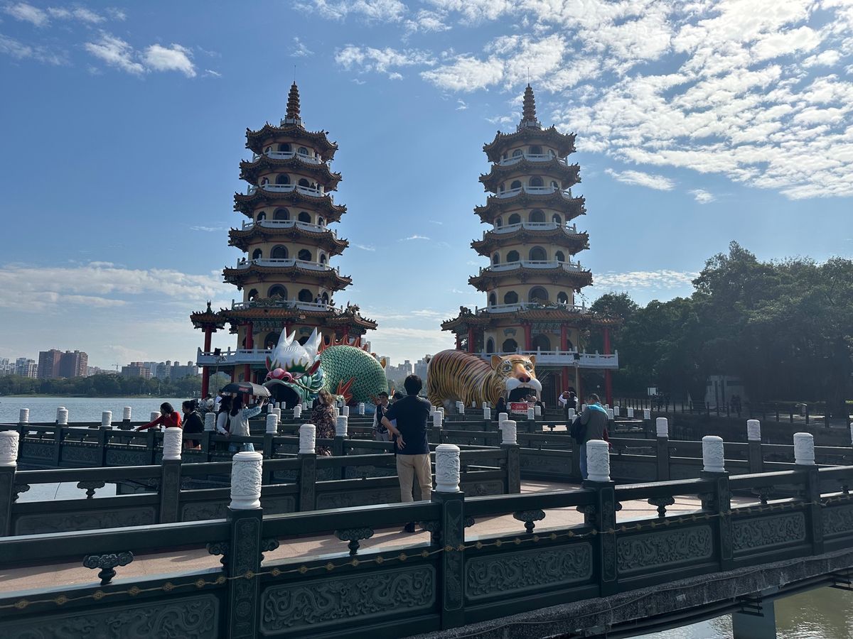 1/1
高雄観光
10年ぶりの龍虎塔と高雄港からの新年花火
高尾駅は綺麗に...