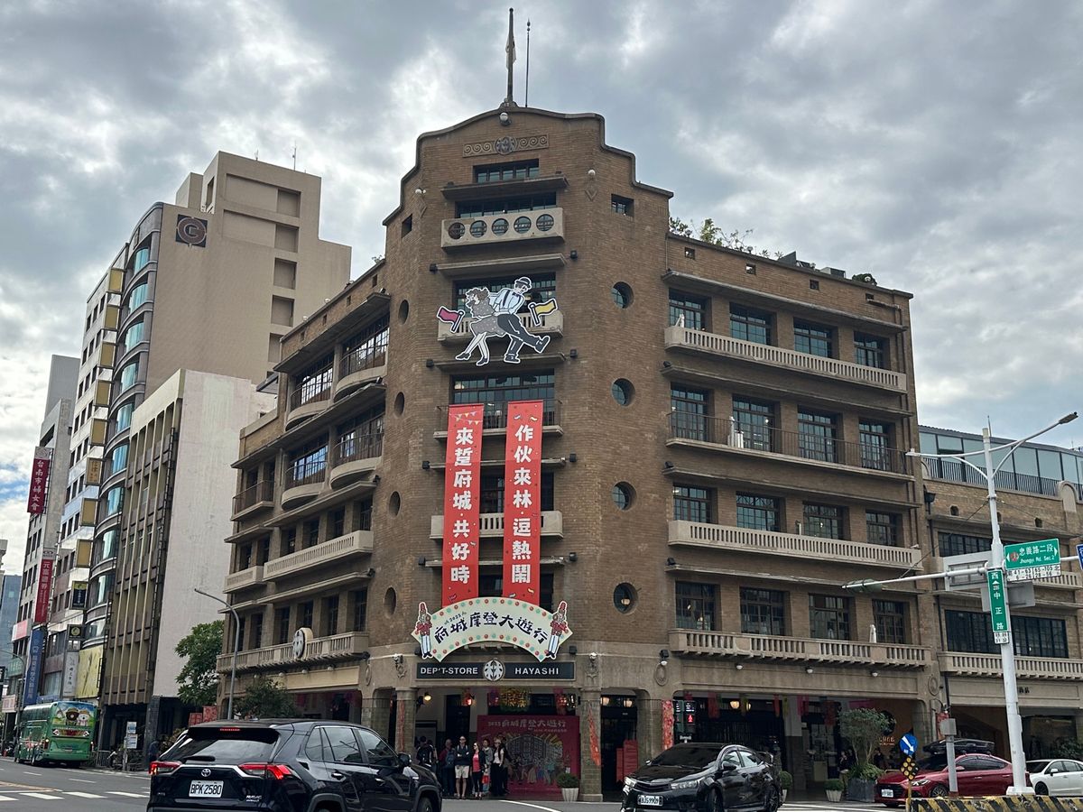 12/28
高雄から台南到着後、度小月で担仔麺
林百貨で遊んだ後はホテルに...