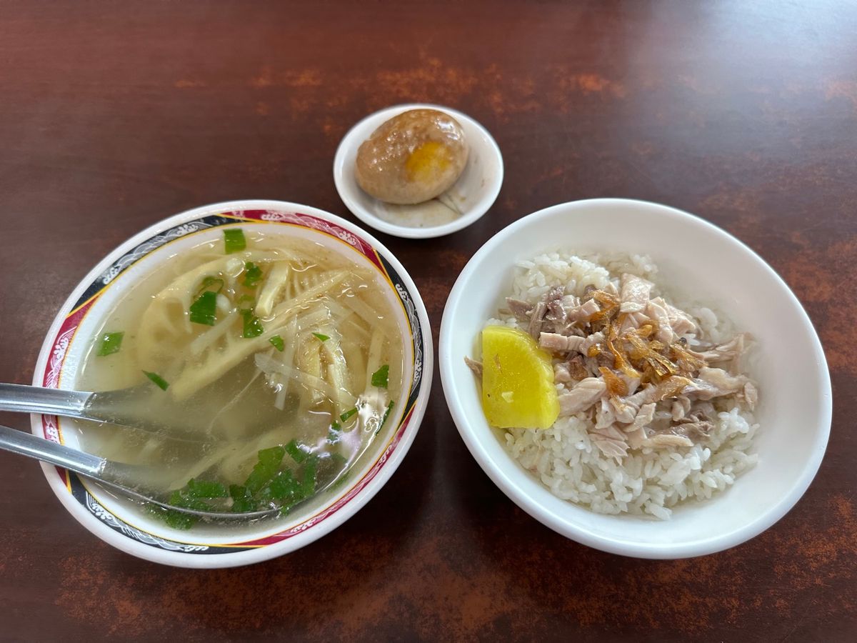 12/29
阿里山から嘉義に戻りご当地火鶏肉飯と筍乾湯
嘉義と台南駅で南部...