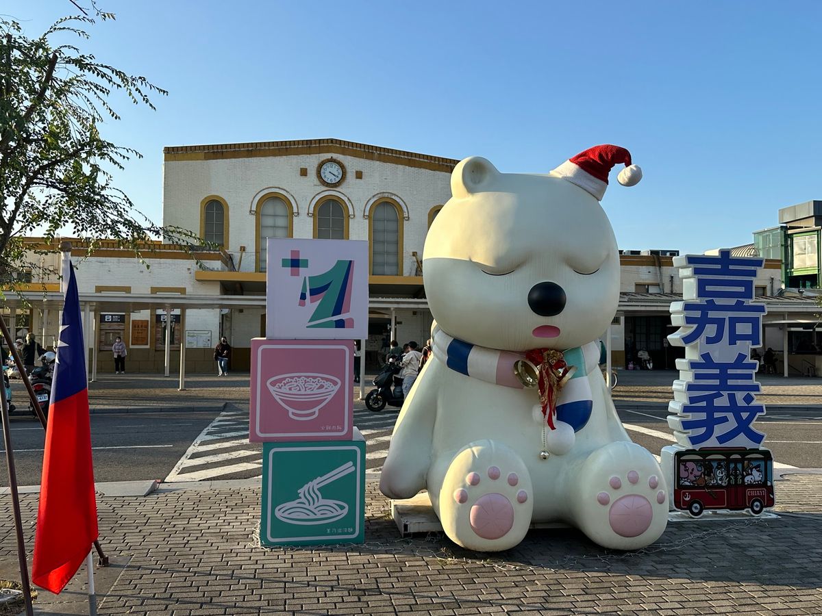 12/29
阿里山から嘉義に戻りご当地火鶏肉飯と筍乾湯
嘉義と台南駅で南部...