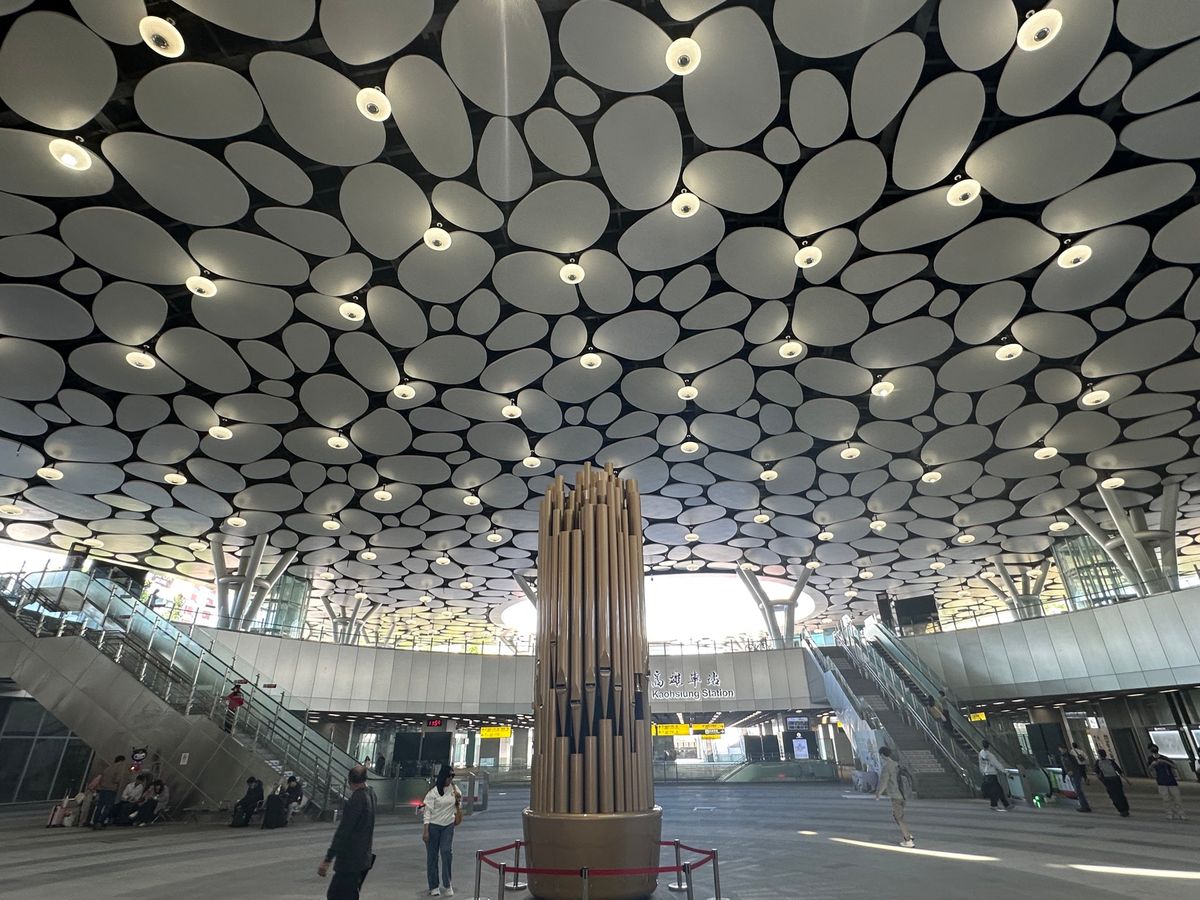 1/1
高雄観光
10年ぶりの龍虎塔と高雄港からの新年花火
高尾駅は綺麗に...