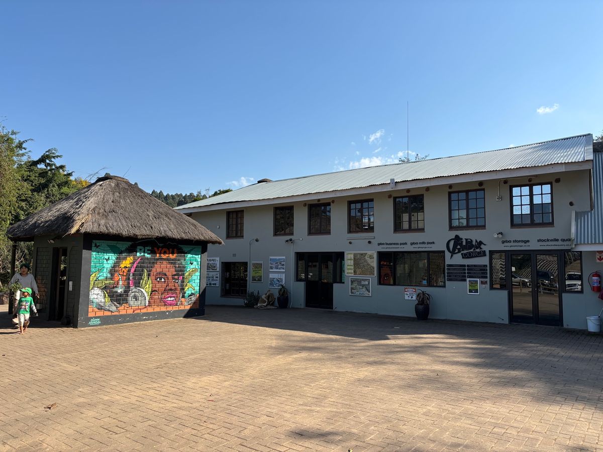 家族でギバジョージへ行き、森の探索をしながら滝まで歩きました。ここでは自転...