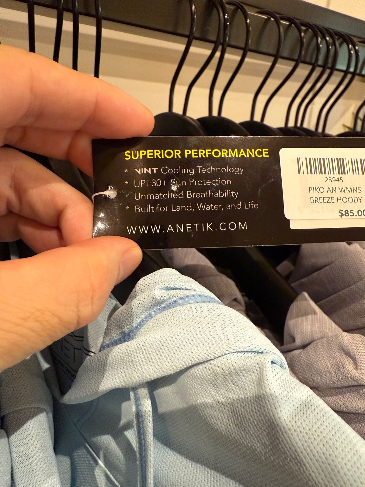 マウナラニにも小さなコンビニみたいなのショップがある。コーヒーや軽食があり...